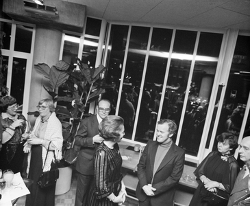 880324 Afbeelding van de officiële opening van het Muziekcentrum Vredenburg te Utrecht, met centraal prinses Beatrix in ...